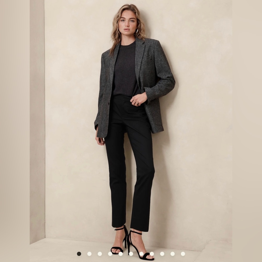 Banana Republic, Ryan style, wool pants in navy blue. Size 2P.